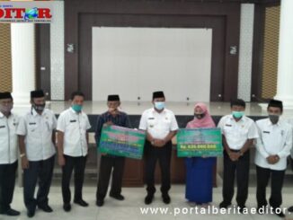 Wako Ramlan Nurmatias bersama penerima tunjangan.