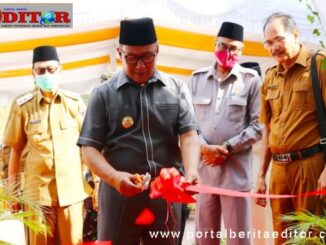 Wako Ramlan Nurmatias tengah memotong pita tannda diresmikannya tiga gedung baru.