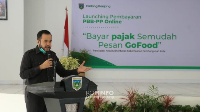 Walikota Padang Panjang, Fadly Amran melaunching PBB-PP online.