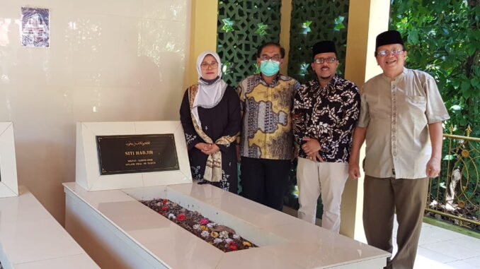 Betti Shadiq dan Edityawarman di makam Siti Hadjir.