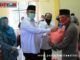 Bupati Gusmal menyerahkan bantuan dari Baznas Kab. Solok.