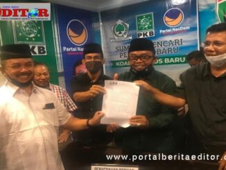 Fauzi Bahar saat menyerahkan berkas pendaftaran ke Poros Baru.