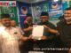 Fauzi Bahar saat menyerahkan berkas pendaftaran ke Poros Baru.