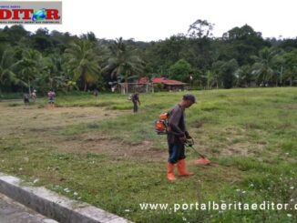 Goro membersihkan lapangan bola Desa Goisooinan.