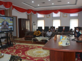 Gubernur Irwan Prayitno saat mengikuti rapat virtual melalui vidcom.