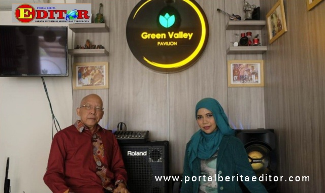 Hadiyanto, Owner and Founder Green Valley Pavilion, bersama Santy, Host Program Santy Ngutik.
