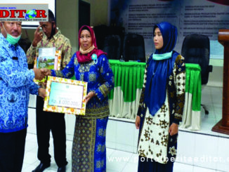 Isna Silvia saat menerima penghargaan.