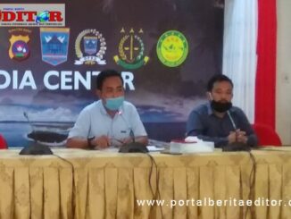 Kabag kesra Pemkab Mentawai Dominikus Saleleubaja bersama Kabag Hukum Serieli BW.