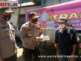 Kapolres saat meninjau giat bedah rumah.