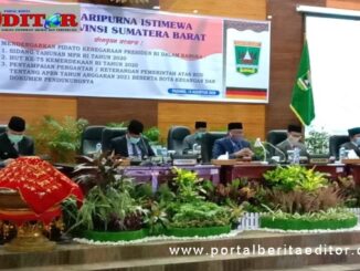Ketua DPRD Sumbar Suprdi saat memimpin rapat paripurna istimewa.