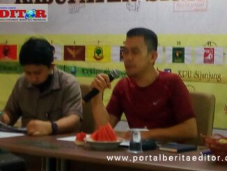 Ketua KPU Kabupaten Sijunjung, Lindo Karsah (kanan) tengah memberikan informasi tahapan Pilkada.