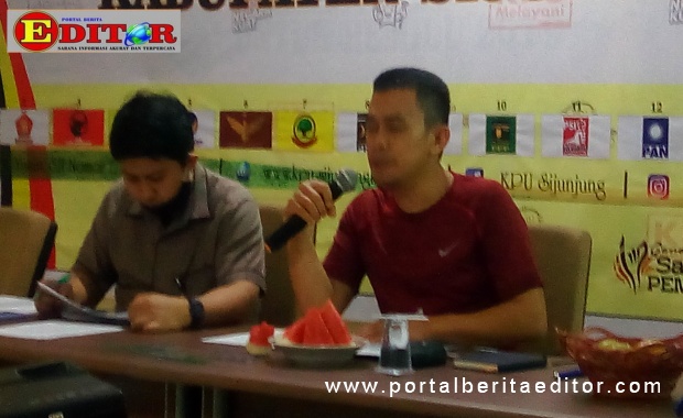 Ketua KPU Kabupaten Sijunjung, Lindo Karsah (kanan) tengah memberikan informasi tahapan Pilkada.