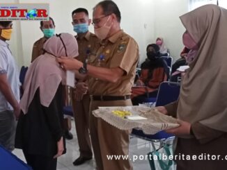 Pemasangan tanda peserta pelatihan.