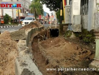 Pembangunan trotoar yang kembali dikerjakan.