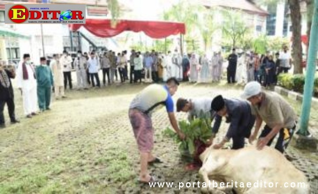 Pemotongan hewan qurban di mushalla balaikota Pariaman.