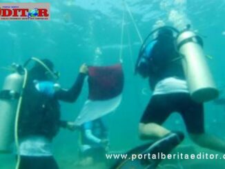 Pengibaran berdera merah putih di bawah laut.