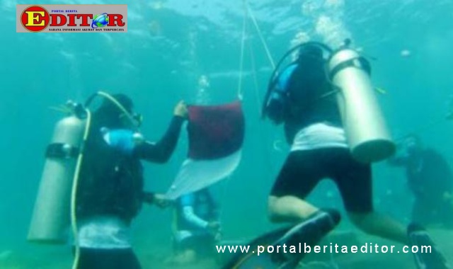 Pengibaran berdera merah putih di bawah laut.