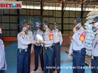 Penyerahan beras bantuan Polri di Tanah Datar.
