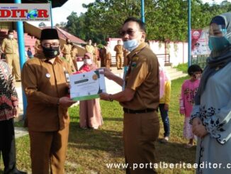 Penyerahan penghargaan Baznas.