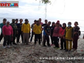 Poto bersama diobjek wisata pantai desa goisooinan kecamatan sipora Utara.