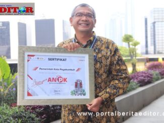 Riza Falepi dengan piaga penghargaan yang terimanya.