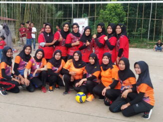 Tim volly putri Padang Sawah (merah) dengan tim volly pelangi (orange) usai pertandingan.