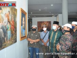 Wagub Nasrul Abit saat melihat lukisa yang dipamerkan.