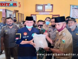 Wagub Nasrul Abit saat menyerahkan bantuan.Wagub Nasrul Abit saat menyerahkan bantuan.