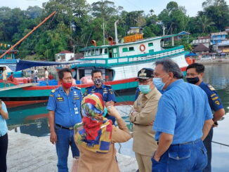 Wagub Nasul Abit saat meninjau kawasan Muara, Padang.