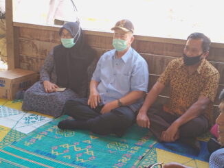 Wagub bersama petani manggis.