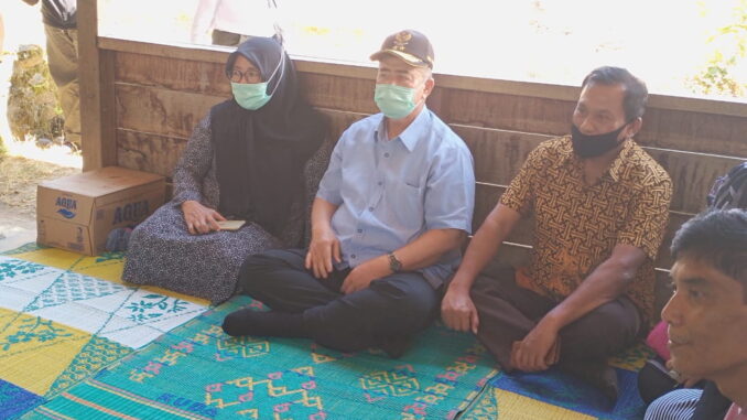 Wagub bersama petani manggis.