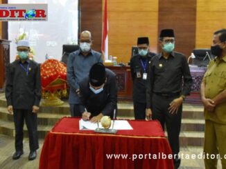 Wakil Ketua DPRD Sumbar Suwirpen saat manandatangani nota kesepakatan penetapan ranperda PLP2B