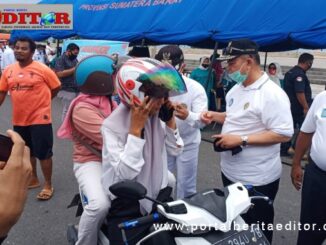 Wakil dan Gubernur Sumbar saat membagikan masker.