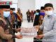 Wako Bukittinggi menyerahkan pakaian seragam kepada guru pondok pesantren.