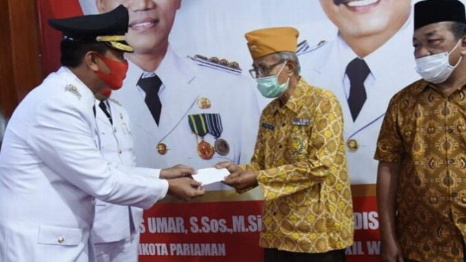 Wako Genius Umar saat menyantuni veteran.