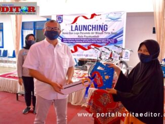 Wako Payakumbuh tengah menyerahkan kunci motor kepada pelanggan PAMtigo yang mendapat reward.