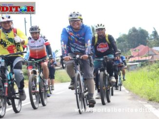 Wako Reza Falepi mengayuh sepeda menuju Padang Panjang