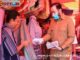 Walikota Fadly Amran berbagi masker di pasar, sebagai upaya mencegah penularan covid-19 di Padang Panjang.