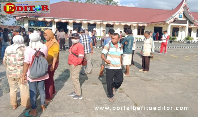 Warga Sangir saat menyampaikan aspirasi di Polres Solsel.