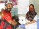 Akbp Agus Waluyo, SIK saat menyerahkan bantuan.