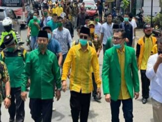 Bapaslon Bupati dan wakil Bupati Syafaruddin- RKN saat memasuki kekarangan KPU untuk mendaftar sebagai peserta Pilkada Limapuluh Kota.