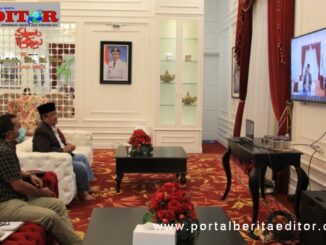 Bupati Gusmal saat mengikuti rakor secara virtual.