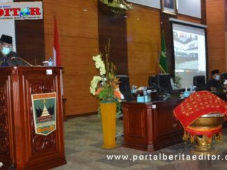 Gubernur Irwan Prayitno saat memberi penjelasan.