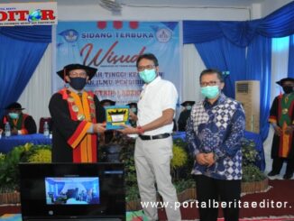 Gubernur Irwan Prayitno saat menghadiri wisuda virtual STKIP Adzkia.