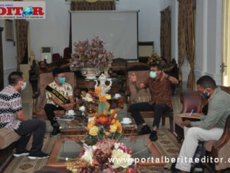 Gubernur Irwan Prayitno saat menjelaskan penangangan Coid019 di Sumbar..