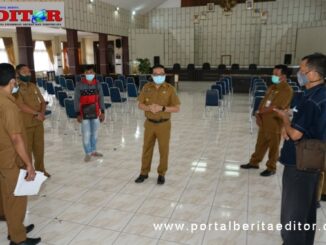Jasman Rizal memberikan arahan ke OPD di Aula Kantor Bupati Solsel.