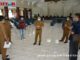 Jasman Rizal memberikan arahan ke OPD di Aula Kantor Bupati Solsel.
