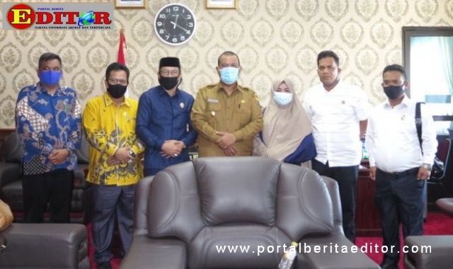 Ketua DPRD Penajem Paser Utara John Kenedi saat mengunjungi Walikota Pariaman.