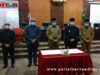 Ketua DPRD Sumbar Supardi foto bersama dengan Gubernur Sumbar Irwan Prayitno usai menandatangani KUPA PPAS APBD Perubahan Tahun 2020