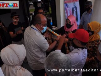 Ketua DPRD Sumbar, Supardi saat melihat salah satu hasil seni kriya batik.